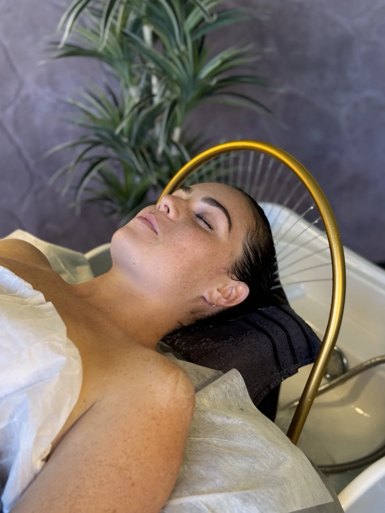 Anaïs pendant un soin Head Spa chez Gotâme Studio